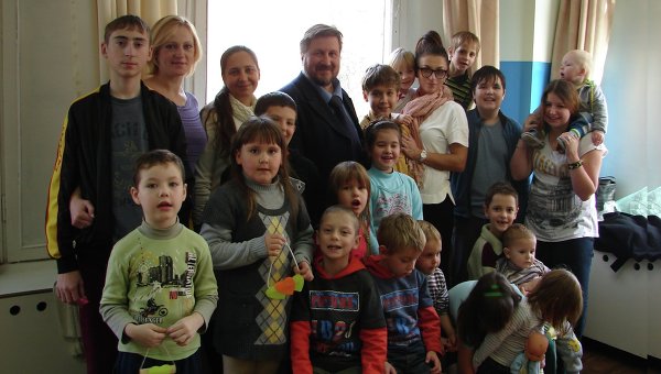 «Подарим детям радость!» Музыканты и художники навестили маленьких беженцев Донбасса «Подарим детям радость!» Музыканты и художники навестили маленьких беженцев Донбасса