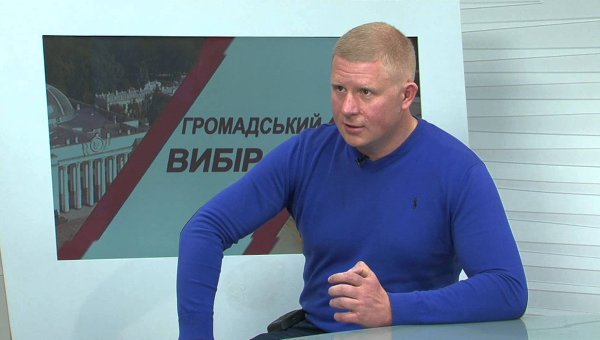 В Запорожье кандидат запугивает чиновников БТРом с пушкой В Запорожье кандидат запугивает чиновников БТРом с пушкой