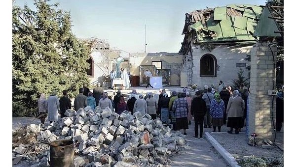 Православные Донбасса молятся на руинах своих храмов Православные Донбасса молятся на руинах своих храмов