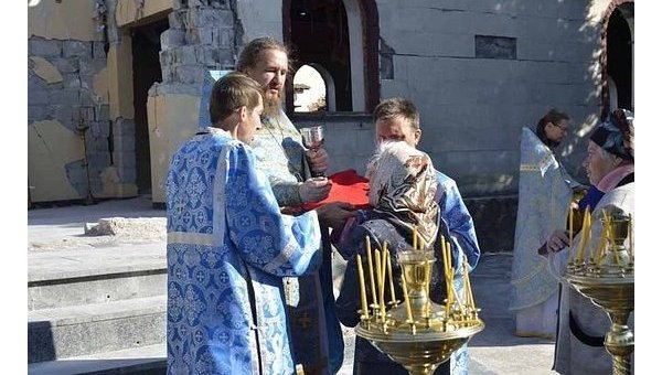 Православные Донбасса молятся на руинах своих храмов Православные Донбасса молятся на руинах своих храмов