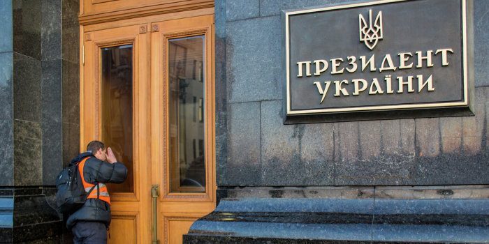 Из Администрации президента Порошенко массово бегут чиновники Из Администрации президента Порошенко массово бегут чиновники
