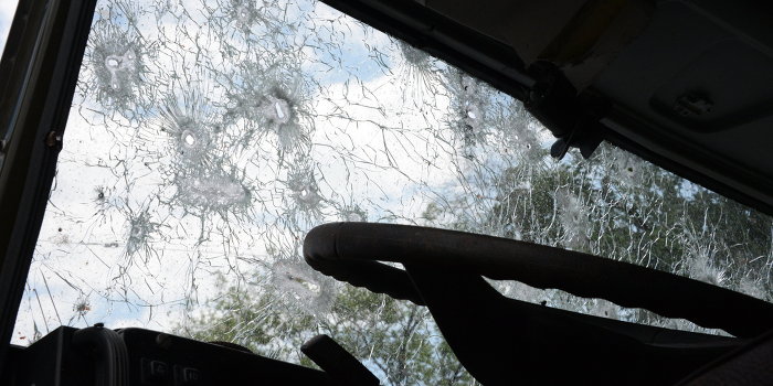 В Кривом Роге под окружным избиркомом расстреляли автомобиль В Кривом Роге под окружным избиркомом расстреляли автомобиль