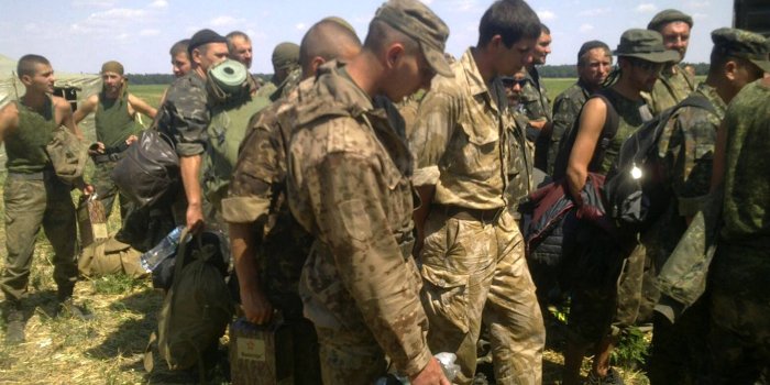 Ополченцы ЛНР выпустили из окружения 150 украинских военных Ополченцы ЛНР выпустили из окружения 150 украинских военных