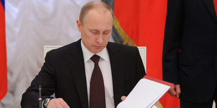 Путин отправил Зурабова в отставку Путин отправил Зурабова в отставку