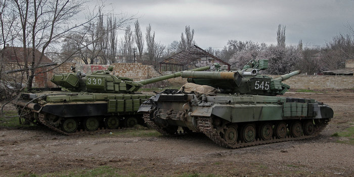Украинский танк провалился в противороссийский ров