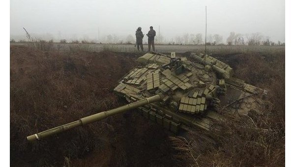 Украинский танк провалился в противороссийский ров