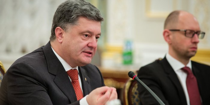 Порошенко надеется обойти Яценюка, отменив закон о статусе Донбасса Порошенко надеется обойти Яценюка, отменив закон о статусе Донбасса
