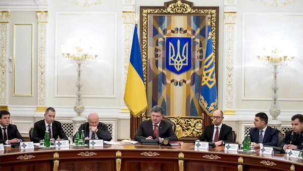 Порошенко надеется обойти Яценюка, отменив закон о статусе Донбасса