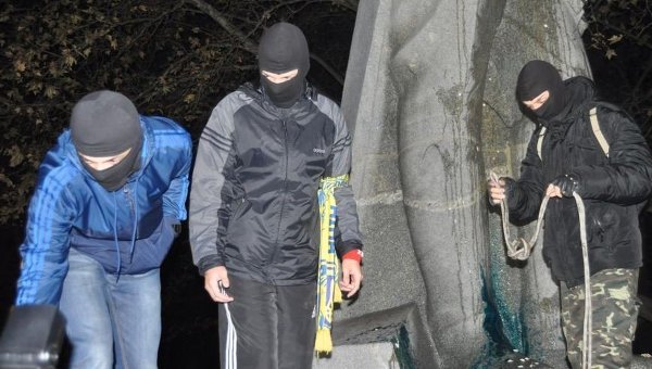 Жители Запорожья помешали «Правому сектору» снести памятник Дзержинскому