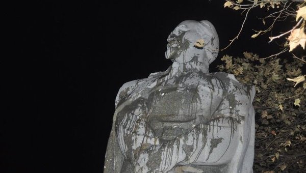 Жители Запорожья помешали «Правому сектору» снести памятник Дзержинскому