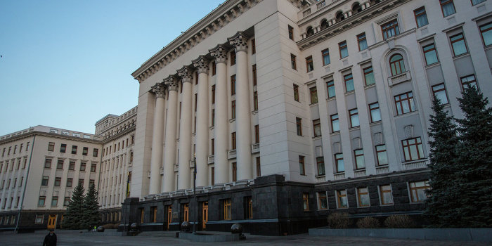 Украинцы отказываются работать в Администрации президента