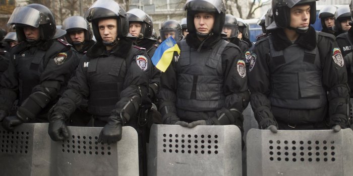 В Киеве атаковали главный забор страны
