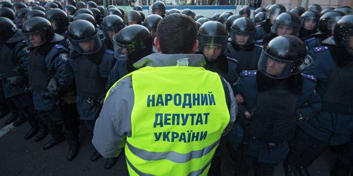Украинских депутатов загоняют в Верховную Раду бронетехникой Украинских депутатов загоняют в Верховную Раду бронетехникой