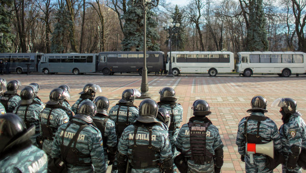 Украинских депутатов загоняют в Верховную Раду бронетехникой