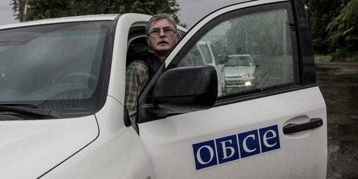Украинские военные начали обстреливать наблюдателей ОБСЕ