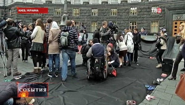 Смертельно больные киевляне избили заместителей министра здравоохранения Украины Смертельно больные киевляне избили заместителей министра здравоохранения Украины