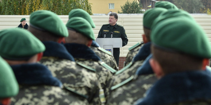 Матери украинских солдат ставят Гитлера в пример своему президенту Порошенко