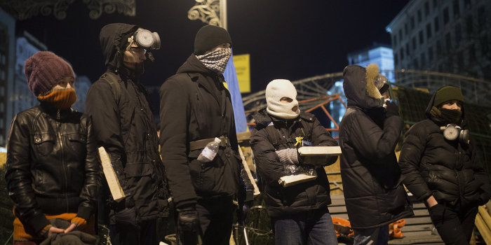В Киеве неизвестные в балаклавах перекрыли Крещатик В Киеве неизвестные в балаклавах перекрыли Крещатик