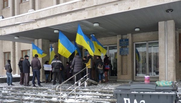 В Славянске десяток заезжих радикальных патриотов угрожают сжечь горсовет В Славянске десяток заезжих радикальных патриотов угрожают сжечь горсовет