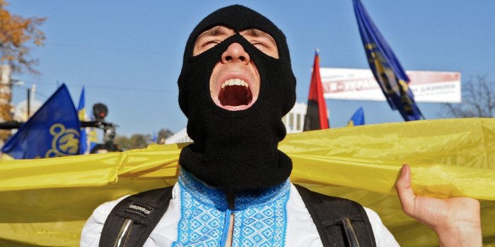 В Славянске десяток заезжих радикальных патриотов угрожают сжечь горсовет В Славянске десяток заезжих радикальных патриотов угрожают сжечь горсовет