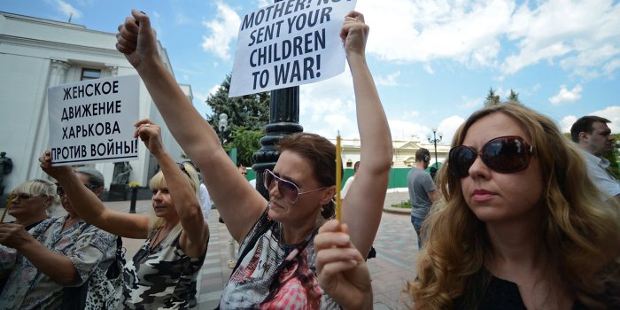 Украинские каратели готовы расстреливать антивоенные митинги солдатских матерей Украинские каратели готовы расстреливать антивоенные митинги солдатских матерей