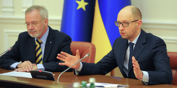 Министры-иностранцы вынудили Яценюка отказаться от украинского языка Министры-иностранцы вынудили Яценюка отказаться от украинского языка