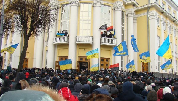 Протестующие в Виннице разгромили областную администрацию Протестующие в Виннице разгромили областную администрацию