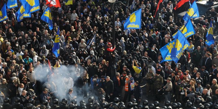 Протестующие в Виннице разгромили областную администрацию Протестующие в Виннице разгромили областную администрацию