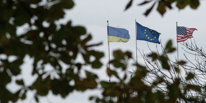 Флаг США над входом в СБУ демонстрирует, кто контролирует спецслужбу Украины