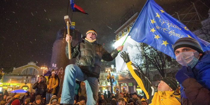 Хроника государственного переворота на Украине: снос памятника Ленину Хроника государственного переворота на Украине: снос памятника Ленину
