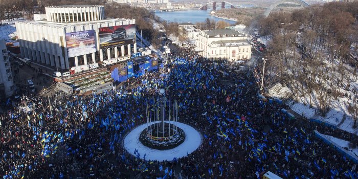 Хроники государственного переворота: в центре Киева прошел митинг в поддержку Януковича Хроники государственного переворота: в центре Киева прошел митинг в поддержку Януковича