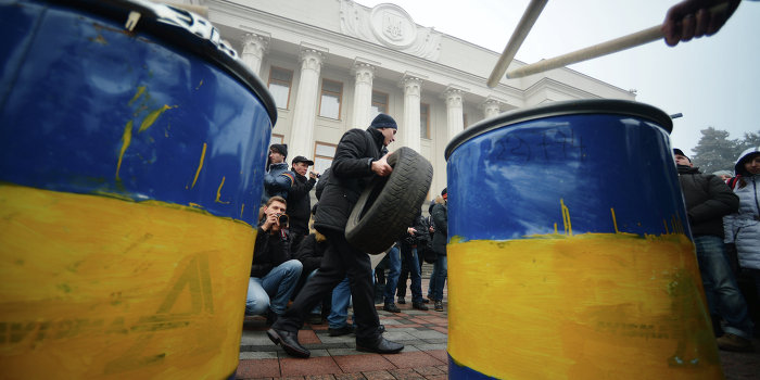 Митингующие под Радой поставили власти жесткий ультиматум Митингующие под Радой поставили власти жесткий ультиматум