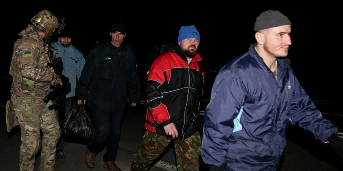 Ополченцы рассказали о зверском обращении украинских карателей с военнопленными Ополченцы рассказали о зверском обращении украинских карателей с военнопленными
