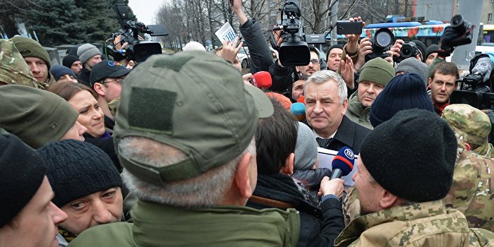 Родители окруженных под Дебальцево бойцов ВСУ митингуют в Киеве Родители окруженных под Дебальцево бойцов ВСУ митингуют в Киеве