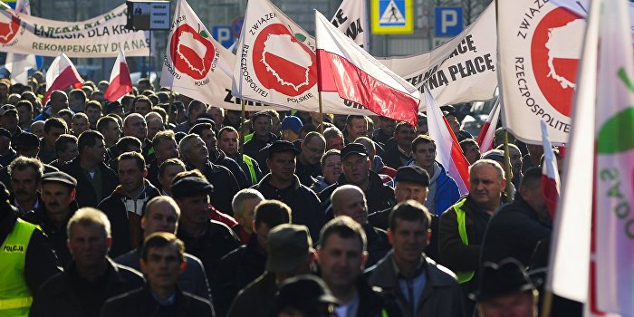 Поляки протестуют против оказания финансовой помощи Украине Поляки протестуют против оказания финансовой помощи Украине