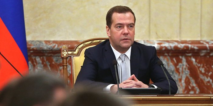 Медведев поручил доставить гуманитарную помощь и обеспечить газоснабжение Донбасса Медведев поручил доставить гуманитарную помощь и обеспечить газоснабжение Донбасса