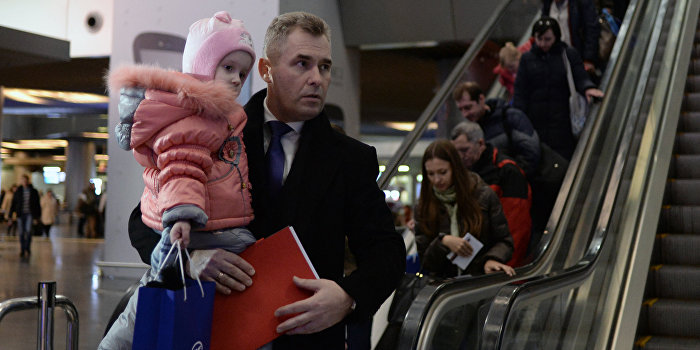 Павел Астахов встретил во Внуково тяжелобольных детей из ДНР и ЛНР Павел Астахов встретил во Внуково тяжелобольных детей из ДНР и ЛНР