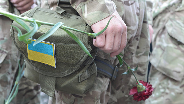 Скандал в Одессе: Украинский командир приказал пограничнику снять сине-желтую ленту Скандал в Одессе: Украинский командир приказал пограничнику снять сине-желтую ленту