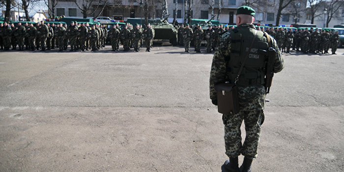 Скандал в Одессе: Украинский командир приказал пограничнику снять сине-желтую ленту Скандал в Одессе: Украинский командир приказал пограничнику снять сине-желтую ленту