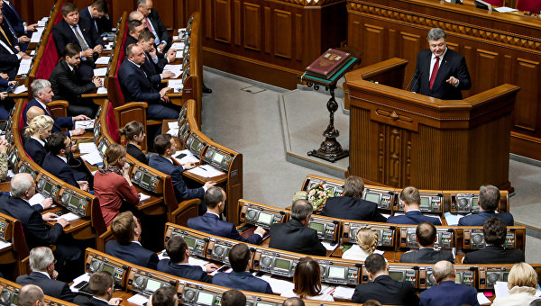 Порошенко снял ограничения с размера зарплаты чиновников Порошенко снял ограничения с размера зарплаты чиновников