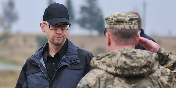 Яценюк потребовал привести вооруженные силы Украины в полную боеготовность Яценюк потребовал привести вооруженные силы Украины в полную боеготовность