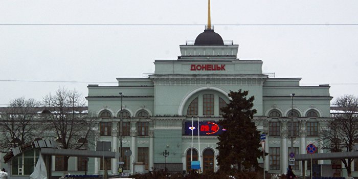 В здание железнодорожного вокзала Донецка попал снаряд ВСУ В здание железнодорожного вокзала Донецка попал снаряд ВСУ