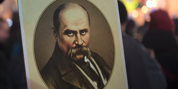 Украинские «любители» памятников добрались и до Тараса Шевченко Украинские «любители» памятников добрались и до Тараса Шевченко