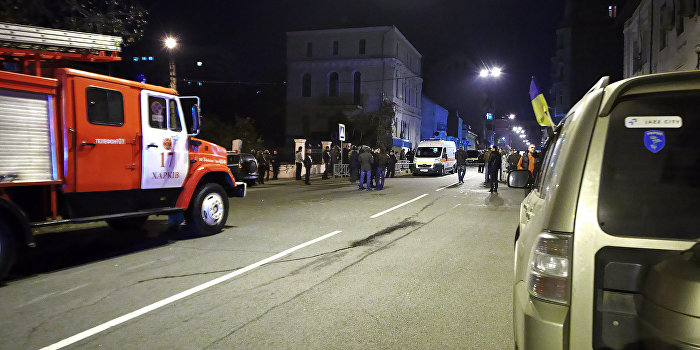 В Харькове взрывом уничтожено четыре автомобиля В Харькове взрывом уничтожено четыре автомобиля