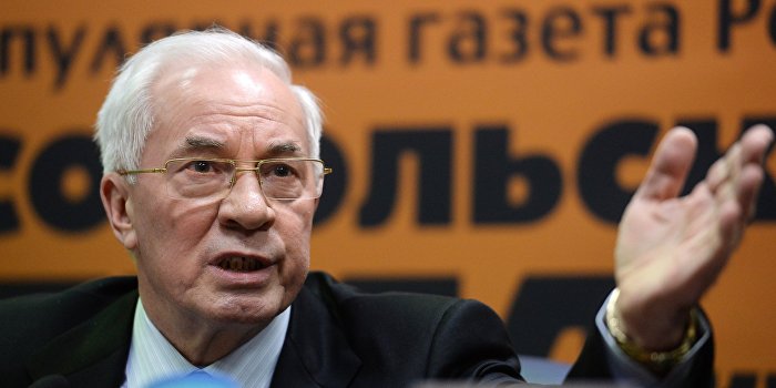 Азаров: Запад тушит украинский конфликт бензином Азаров: Запад тушит украинский конфликт бензином