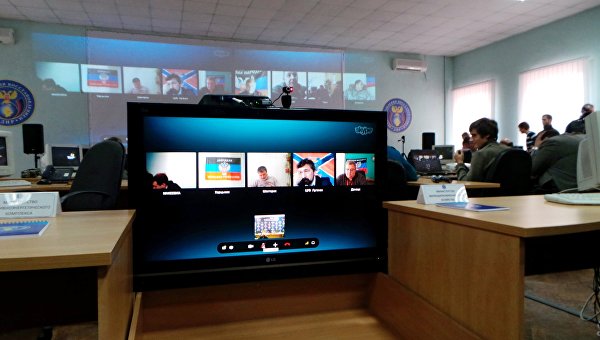 «ДНР восстанавливает свое народное хозяйство в основном за счет помощи из России» «ДНР восстанавливает свое народное хозяйство в основном за счет помощи из России»