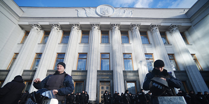 Здание Верховной Рады окружили бронированными «КрАЗами» Здание Верховной Рады окружили бронированными «КрАЗами»