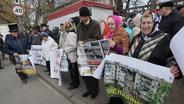 Под посольством США в Киеве прошла акция с плакатами «Руки прочь от Украины!» Под посольством США в Киеве прошла акция с плакатами «Руки прочь от Украины!»