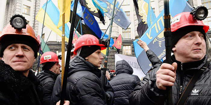 Протестующие шахтеры взяли в осаду администрацию Порошенко Протестующие шахтеры взяли в осаду администрацию Порошенко