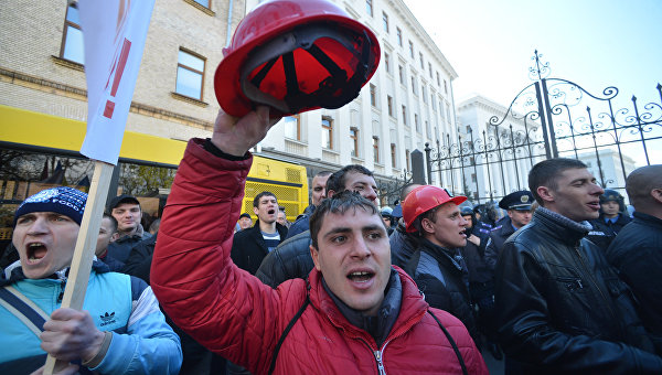 Протестующие шахтеры взяли в осаду администрацию Порошенко Протестующие шахтеры взяли в осаду администрацию Порошенко